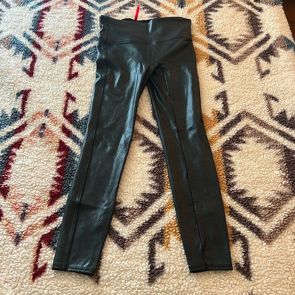 Spanx Faux Reptile Leather Leggings Size M Pebbled Pebble Grey Black